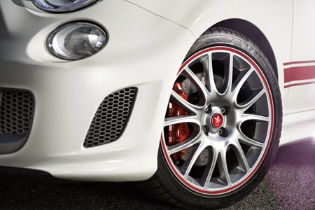 Có thể bạn chưa biết Abarth – Người khổng lồ “tí hon”. - 7 Cùng với mẫu 595 “50th Anniversary”, Abarth cũng sẽ mang tới Frankfurt mẫu 695 Maserati